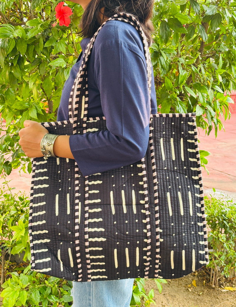 Swing black quilted tote bag