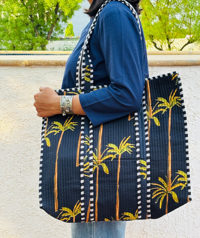 Palms black quilted tote bag