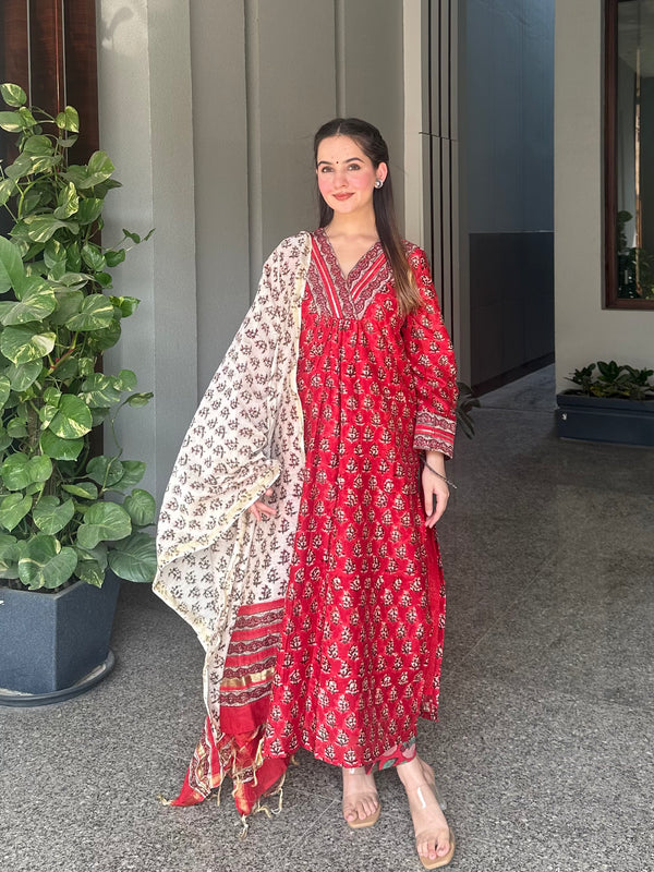 Siya Pure Chanderi Straight Fit Suit Set with Lace Detail