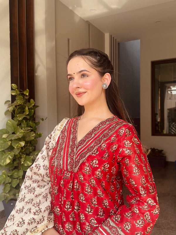 Siya Pure Chanderi Straight Fit Suit Set with Lace Detail